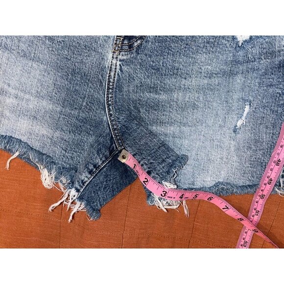 Daze Blue Light Wash High-Rise Distressed Denim Frayed Hem Shorts Women's Size 2 - Picture 6 of 8